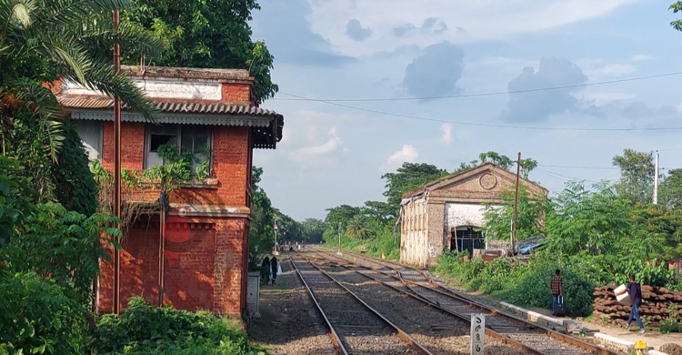 সমস্যায় ধুঁকছে দেশের একমাত্র দ্বিতল রেলস্টেশন