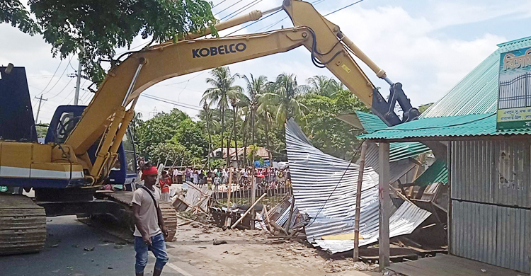 সোনারগাঁয়ে অর্ধশতাধিক অবৈধ স্থাপনা উচ্ছেদ করলো রেলওয়ে