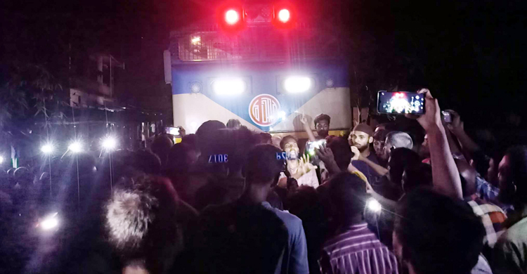 ট্রেনের ধাক্কায় দুমড়ে-মুচড়ে গেলো অটোরিকশা, চালকের পা বিচ্ছিন্ন