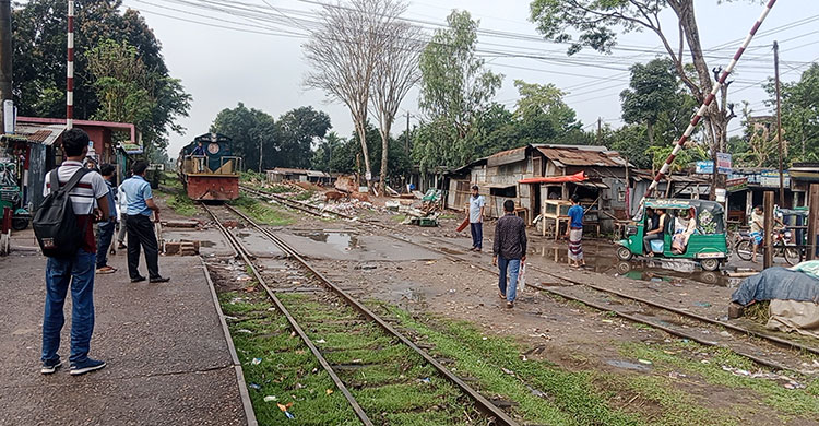 ভেঙে গেছে রেলক্রসিংয়ের ব্যারিয়ার, ঝুঁকি নিয়ে পারাপার