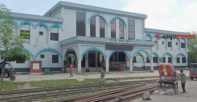 ছোটদের নামতে হয় লাফ দিয়ে, বয়স্কদের কোলে করে