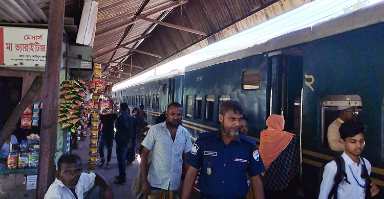অবশেষে খুললো ঢাকা-নারায়ণগঞ্জ রেলপথ, ট্রেন পেয়ে যাত্রীদের স্বস্তি
