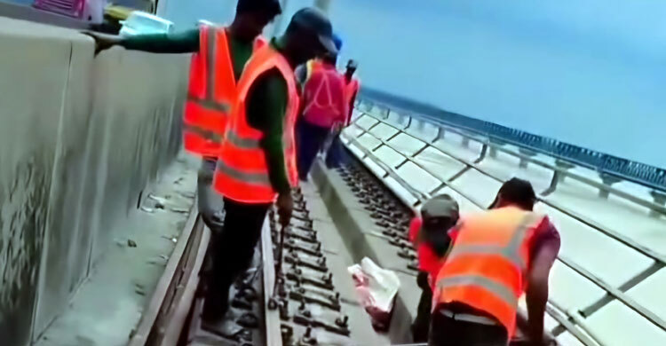 তুলে ফেলা হচ্ছে যমুনা সেতুর রেলপথ