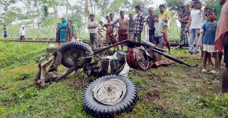 চালকের অবহেলায় ট্রেন-ট্রাক্টর সংঘর্ষ, আহত ১