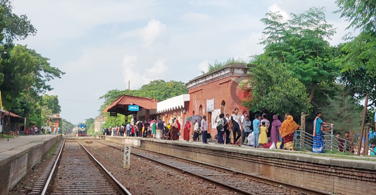 সমস্যায় ধুঁকছে দেশের একমাত্র দ্বিতল রেলস্টেশন