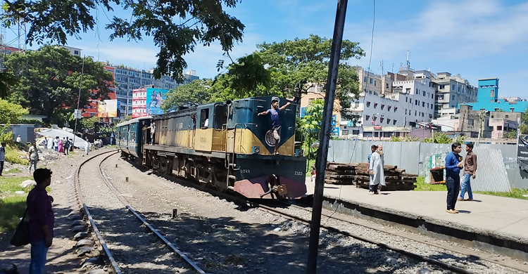 অবশেষে খুললো ঢাকা-নারায়ণগঞ্জ রেলপথ, ট্রেন পেয়ে যাত্রীদের স্বস্তি
