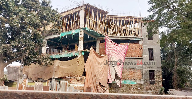 রেলের জমিতে বহুতল ভবন-রেস্তোরাঁ-ব্যাংক, বাদ যায়নি জলাশয়ও