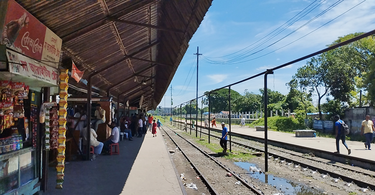 অবশেষে খুললো ঢাকা-নারায়ণগঞ্জ রেলপথ, ট্রেন পেয়ে যাত্রীদের স্বস্তি