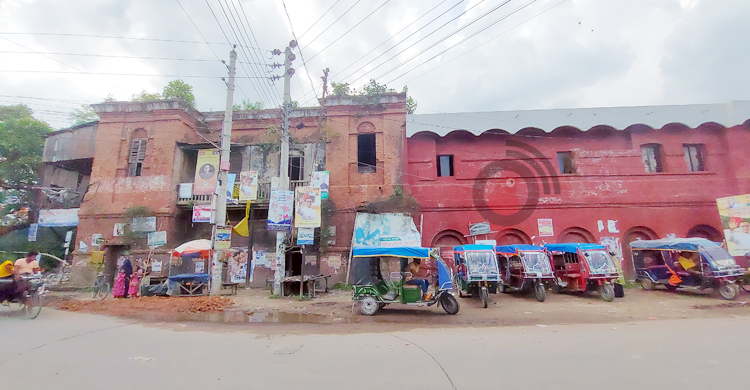 সমস্যায় ধুঁকছে দেশের একমাত্র দ্বিতল রেলস্টেশন