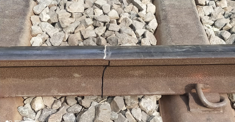 উথলীতে রেললাইনে আকস্মিক ফাটল, ট্রেন চলাচলে ধীরগতি