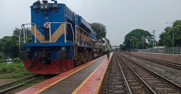রেললাইনের পাশ দিয়ে হাঁটছিলেন, ট্রেনের ধাক্কায় প্রাণ গেল যুবকের