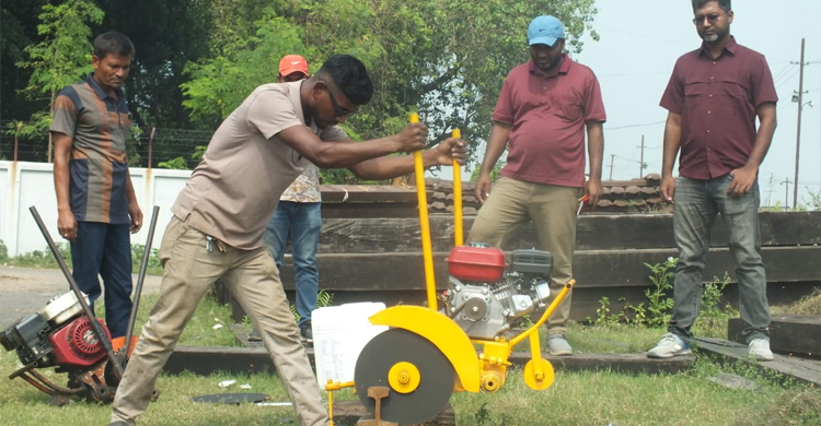 রেল লাইন কাটার যন্ত্র উদ্ভাবন করলেন প্রকৌশলী
