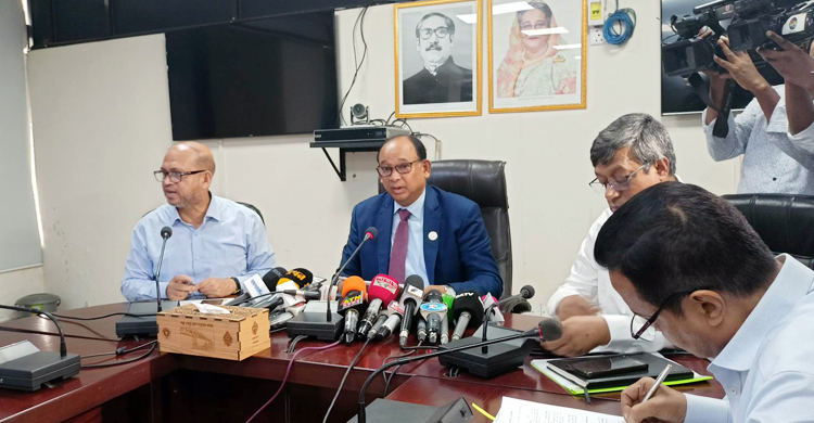 রেলের ১০ মিনিট দেরি প্রচার হয়, বিমানের দুই ঘণ্টা দেরিতেও হয় না