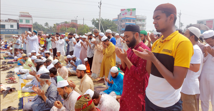 বৃষ্টির জন্য নামাজে কাঁদলেন মুসল্লিরা