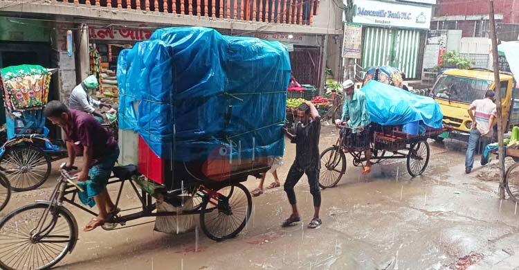 টানা বৃষ্টিতে খেটে খাওয়া মানুষের দুর্ভোগ