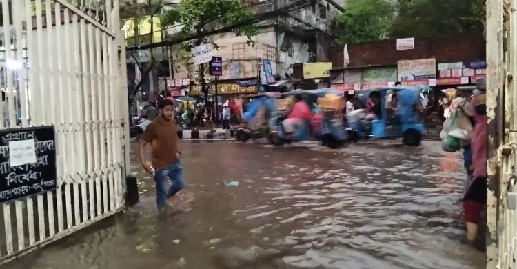 দেড় ঘণ্টার বৃষ্টিতে পুরান ঢাকায় জলাবদ্ধতা, ভোগান্তিতে সাধারণ মানুষ