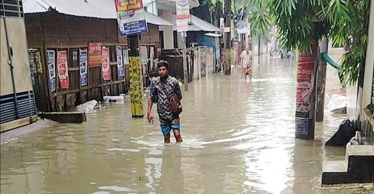 বৃষ্টিতে ময়মনসিংহ সিটিতে জলাবদ্ধতা, ভোগান্তি চরমে