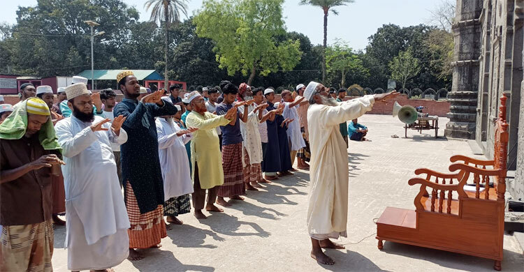 চাঁপাইনবাবগঞ্জে বৃষ্টির জন্য বিশেষ নামাজ