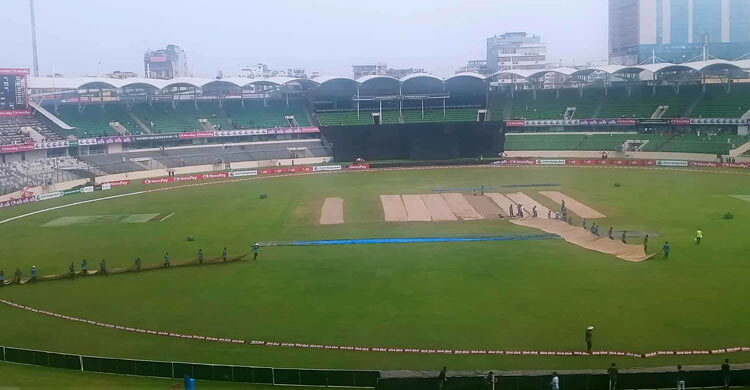 শেরে বাংলায় এক পশলা বৃষ্টি, মাঠ শুকানোর কাজ চলছে
