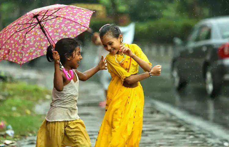বৃষ্টির ভেজা মুহূর্ত, কিন্তু সতর্কতা জরুরি