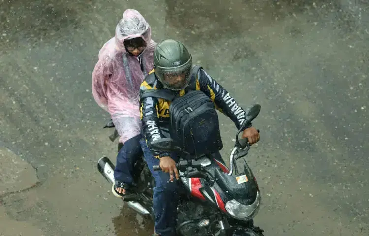 ঝড়-বৃষ্টিতে বাইরে যাচ্ছেন? আগে জেনে নিন এই টিপস