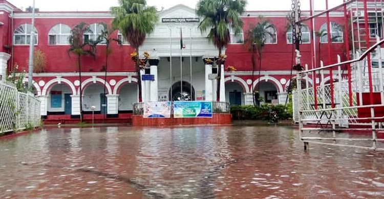 বৃষ্টিতে ময়মনসিংহ সিটিতে জলাবদ্ধতা, ভোগান্তি চরমে