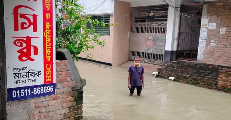 বৃষ্টিতে ময়মনসিংহ সিটিতে জলাবদ্ধতা, ভোগান্তি চরমে