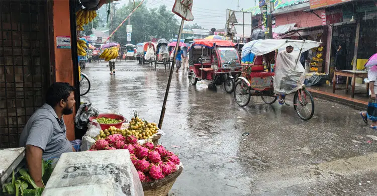 গুঁড়ি গুঁড়ি বৃষ্টিতে বিপাকে নিম্নআয়ের মানুষ