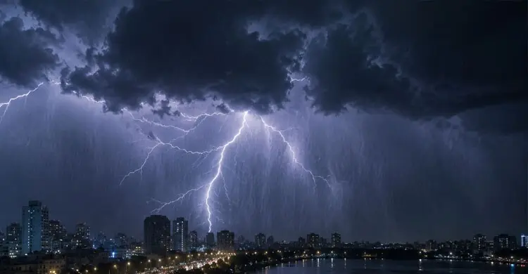 রাতে ঢাকায় বজ্রসহ বৃষ্টি হতে পারে