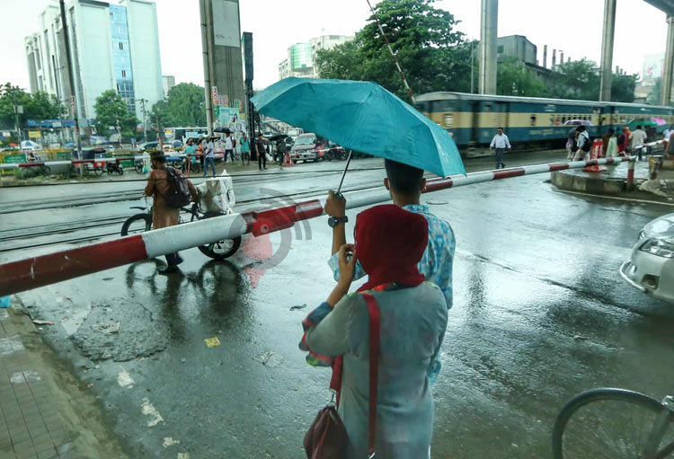 ঢাকায় থেমে থেমে বৃষ্টি, ভোগান্তিতে নগরবাসী