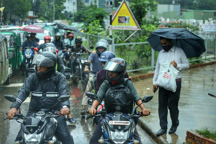 ঢাকায় থেমে থেমে বৃষ্টি, ভোগান্তিতে নগরবাসী