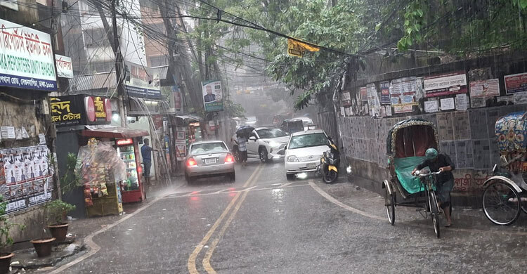 ভ্যাপসা গরমের মধ্যে ঢাকায় স্বস্তির বৃষ্টি