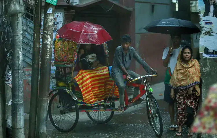 বৃষ্টির ভেজা মুহূর্ত, কিন্তু সতর্কতা জরুরি
