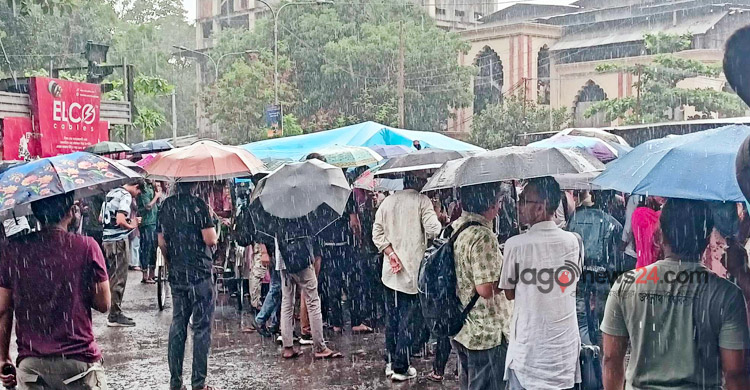 বৃষ্টি উপেক্ষা করে আন্দোলনে অনড় জবি শিক্ষার্থীরা