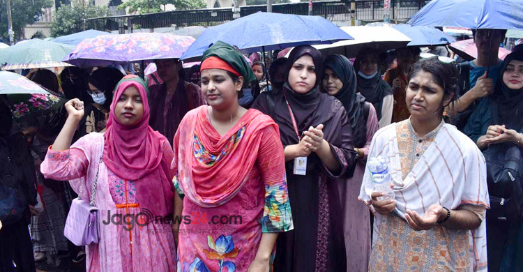 বৃষ্টি উপেক্ষা করে আন্দোলনে অনড় জবি শিক্ষার্থীরা