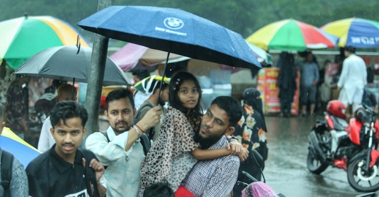 ঢাকায় সকাল থেকে মাঝারি ধরনের ভারী বৃষ্টি, হতে পারে রাতেও