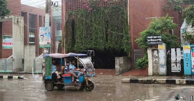 সকাল থেকে মুষলধারে বৃষ্টি, ভোগান্তিতে ঈদে বাড়ি ফেরা মানুষ