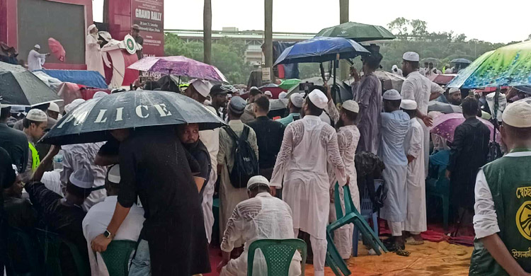 বৃষ্টিতে ভিজে মহাসমাবেশে ইসলামী আন্দোলনের নেতাকর্মীরা