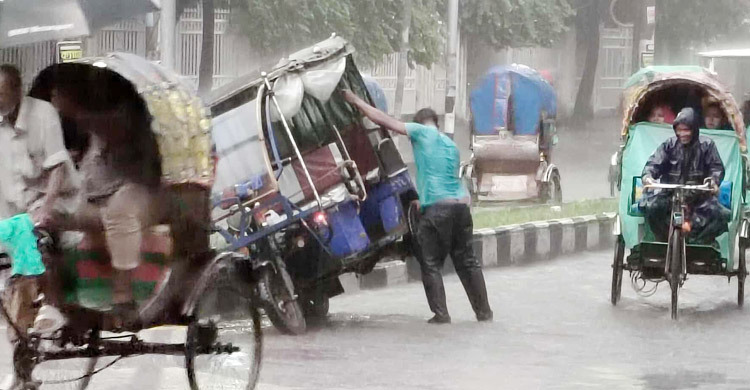 ঢাকায় মুষলধারে বৃষ্টি, অফিস শেষে ঘরে ফিরতে ভোগান্তি