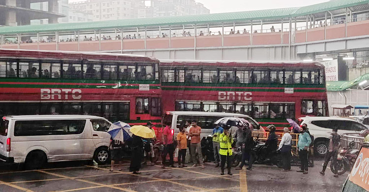 ঢাকায় মুষলধারে বৃষ্টি, অফিস শেষে ঘরে ফিরতে ভোগান্তি