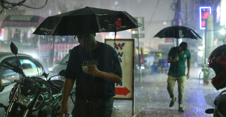 মুষলধারে বৃষ্টিতে রাজধানীতে জলাবদ্ধতা, যান চলাচলে ধীরগতি