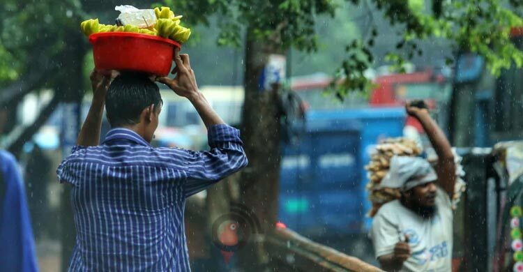 বৃষ্টিতে চলাচলে বিঘ্ন, খেটে খাওয়া মানুষের ভোগান্তি