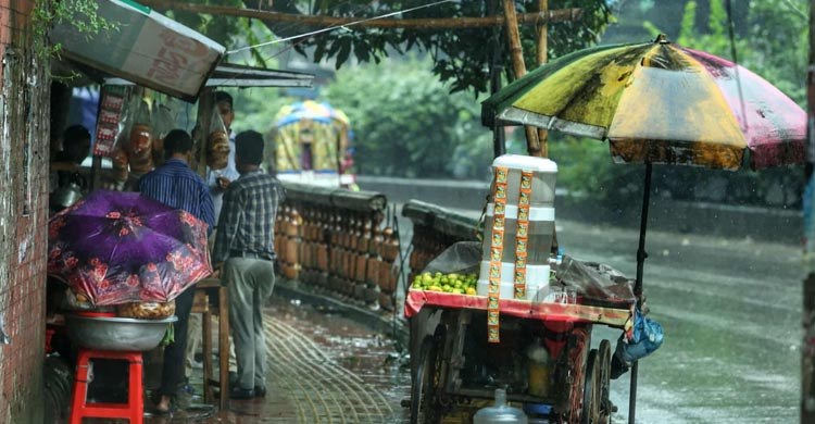 বৃষ্টিতে চলাচলে বিঘ্ন, খেটে খাওয়া মানুষের ভোগান্তি