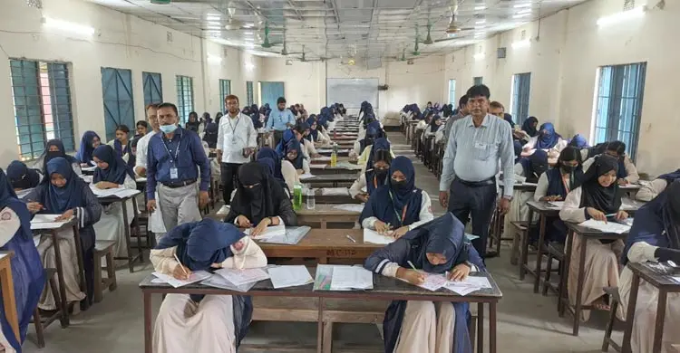 এইচএসসি পরীক্ষায় মোবাইল ফোন ব্যবহার করায় ৩ পরীক্ষার্থী বহিষ্কার