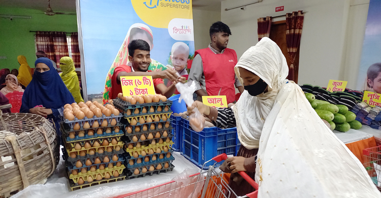 ৬ টাকা কেজি মুরগি, ৪ টাকায় সয়াবিন তেল