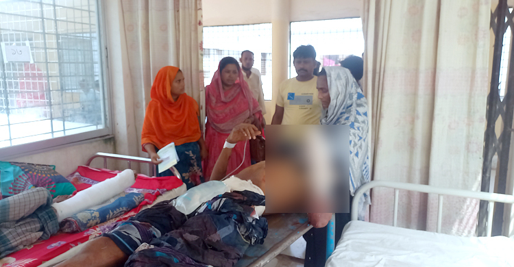 বোমা বিস্ফোরণে কবজি উড়ে গেলো কিশোরের