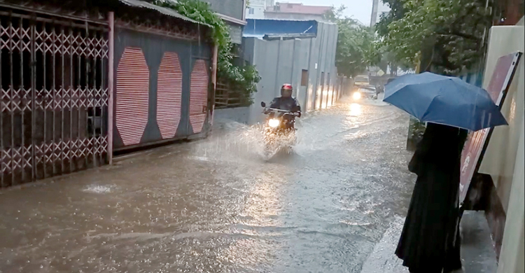 রাজশাহীতে ঝুম বৃষ্টি, সড়কে হাঁটুপানি