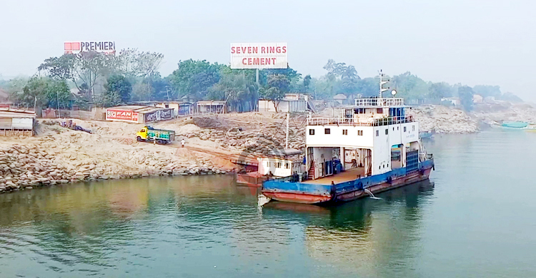 ৩ দিন ধরে বাস চলাচল বন্ধে আয় কমেছে ফেরির