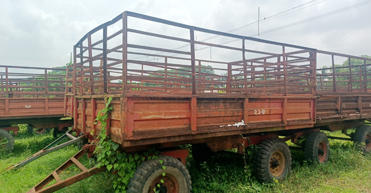 খোলা আকাশের নিচে নষ্ট হওয়ার উপক্রম কোটি কোটি টাকার ট্রাক্টর-ট্রলি