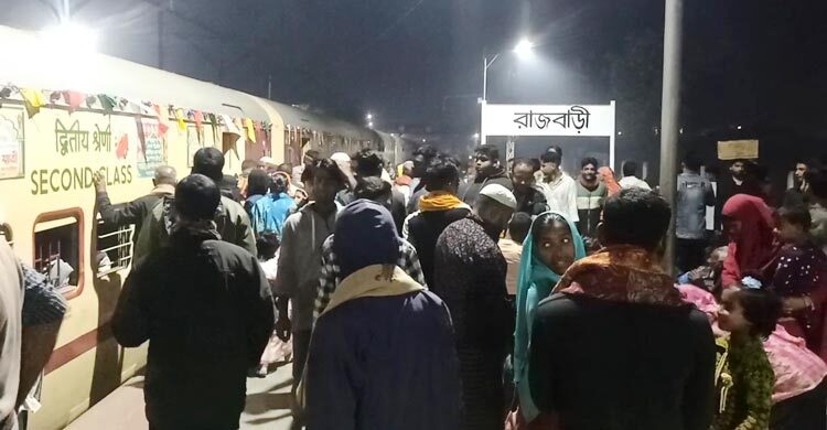 ২২৫৬ যাত্রী নিয়ে ভারতে গেলো উরস স্পেশাল ট্রেন